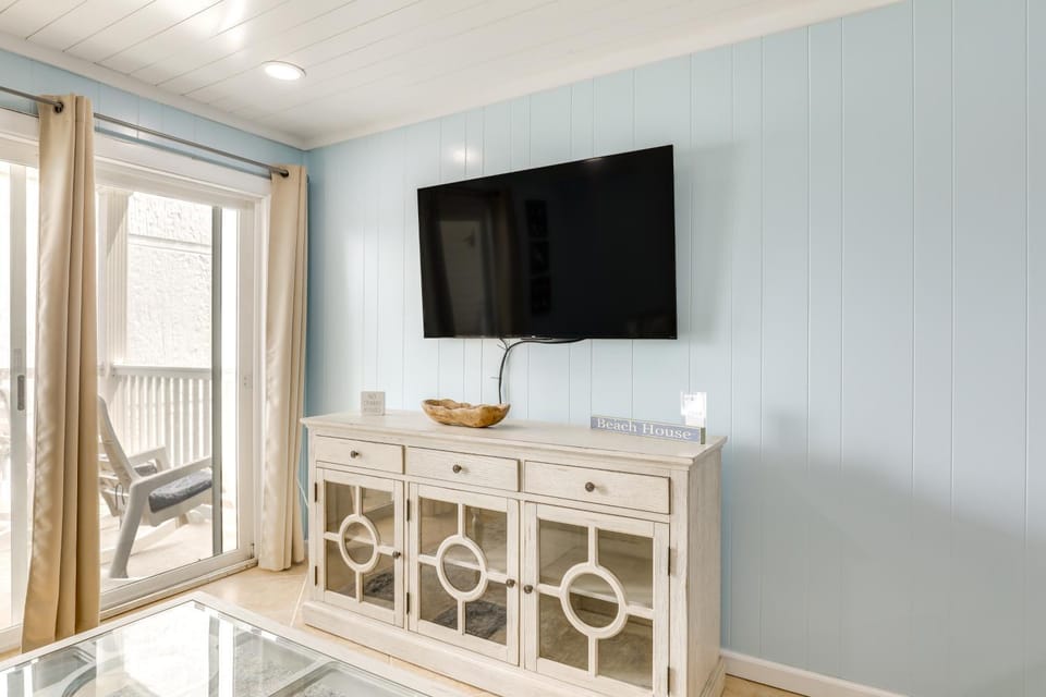 1 Mi to Barefoot Landing: Condo w/ Pool Access! House in North Myrtle Beach
