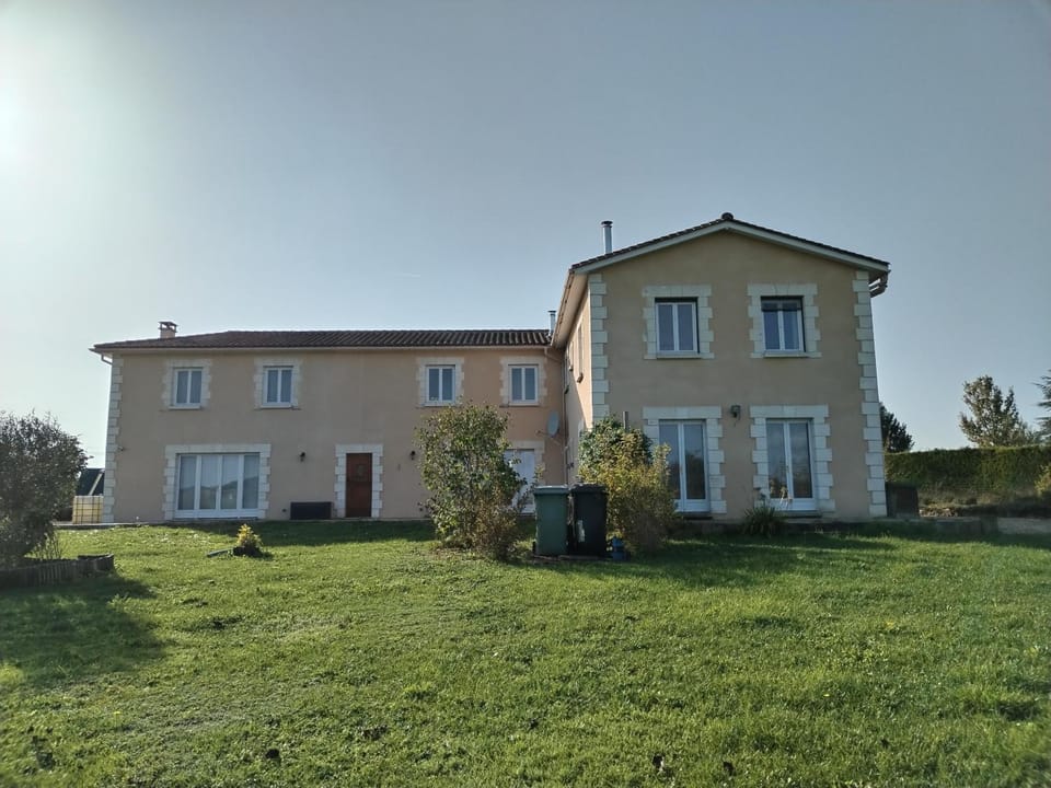 Le clos de bourdeilles chambre 3 avec wifi Bed and Breakfast in Nouvelle-Aquitaine