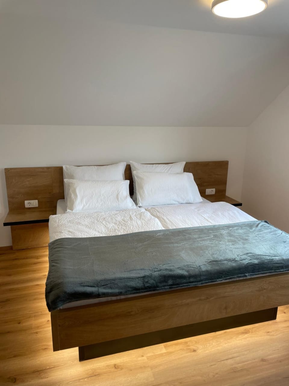 Bed, Photo of the whole room, Decorative detail, Bedroom, internet, towels