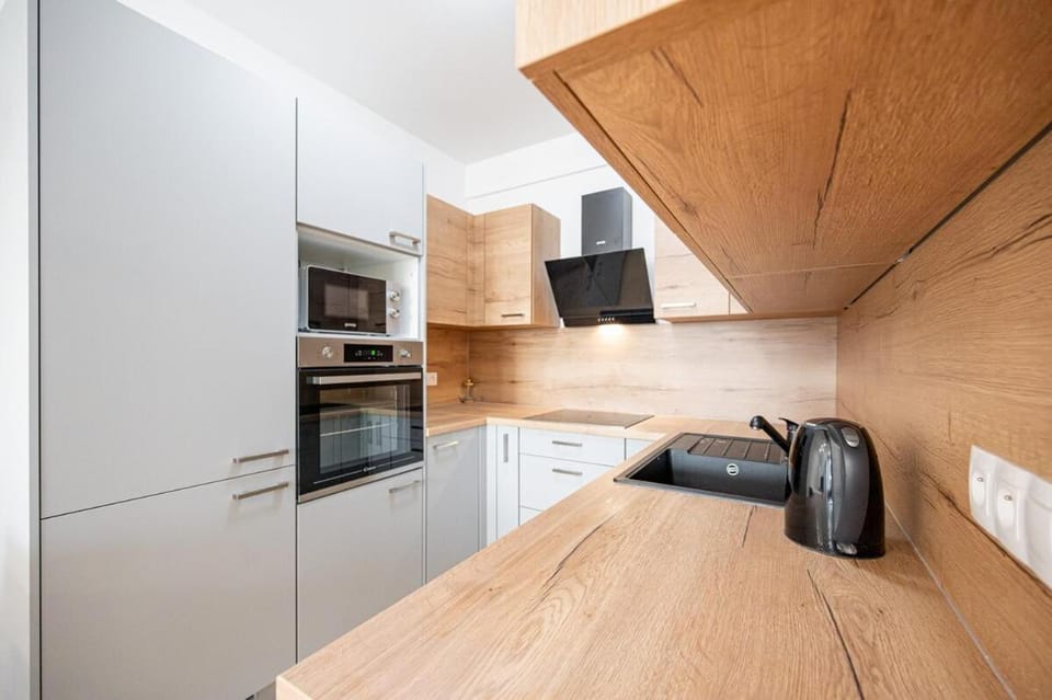 Kitchen or kitchenette, dishwasher, oven, pet friendly