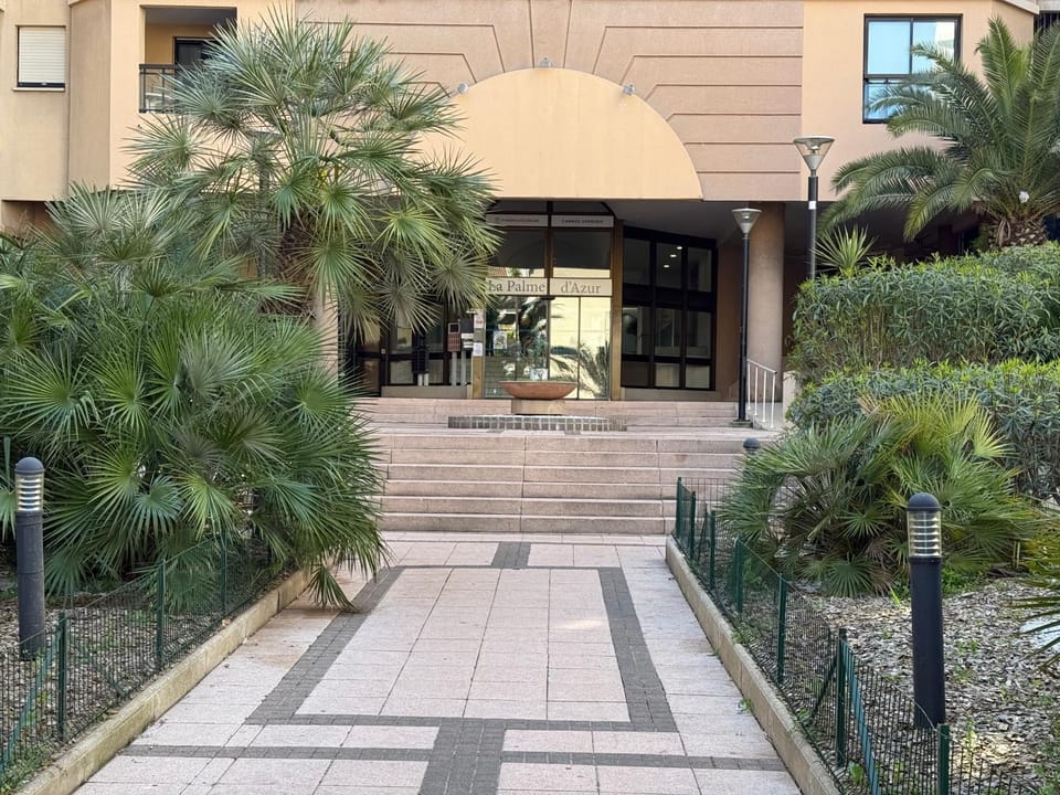 a 2 minutes de la plage vue mer et piscine Apartment in Cannes