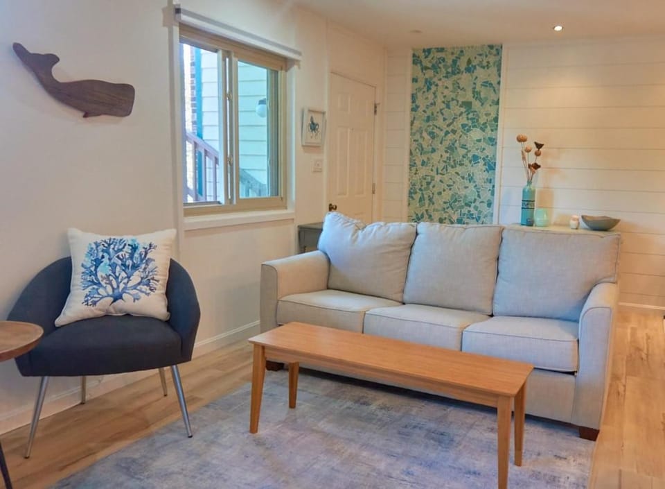 2 Bdrm/2 Bath, Sleeps 6, Pool, Balcony, Wi-Fi, TVs House in Ocean City