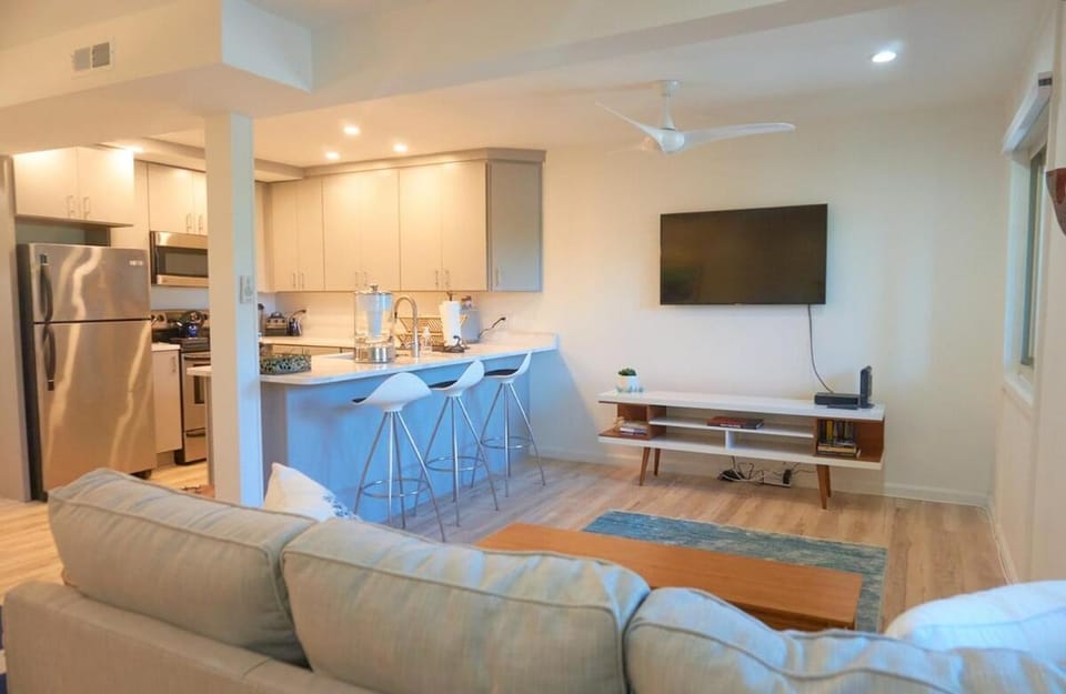 2 Bdrm/2 Bath, Sleeps 6, Pool, Balcony, Wi-Fi, TVs House in Ocean City