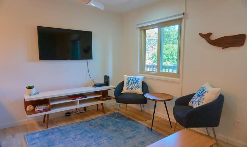 2 Bdrm/2 Bath, Sleeps 6, Pool, Balcony, Wi-Fi, TVs House in Ocean City