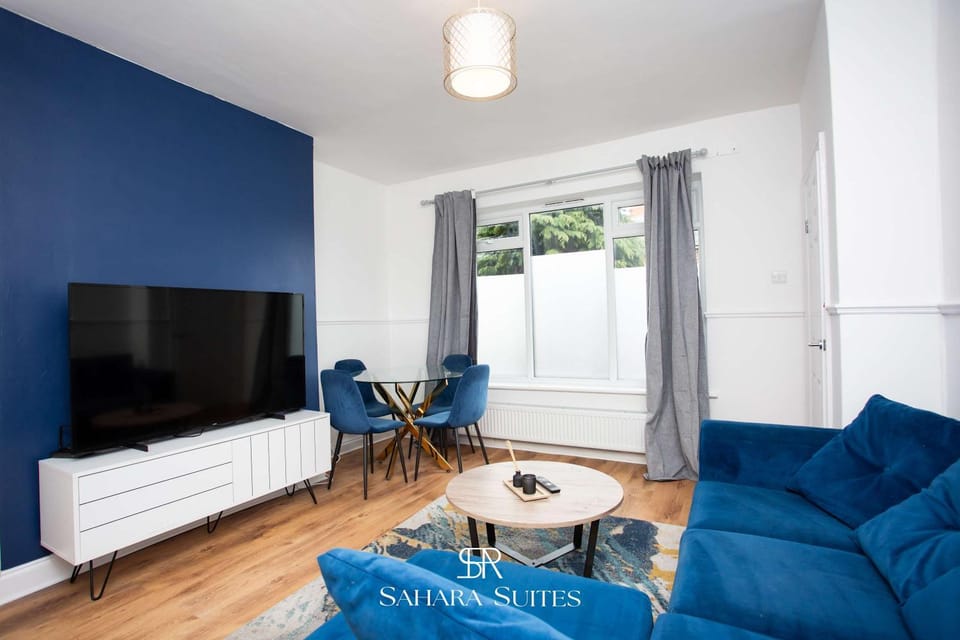 Living room, Seating area, Evening entertainment