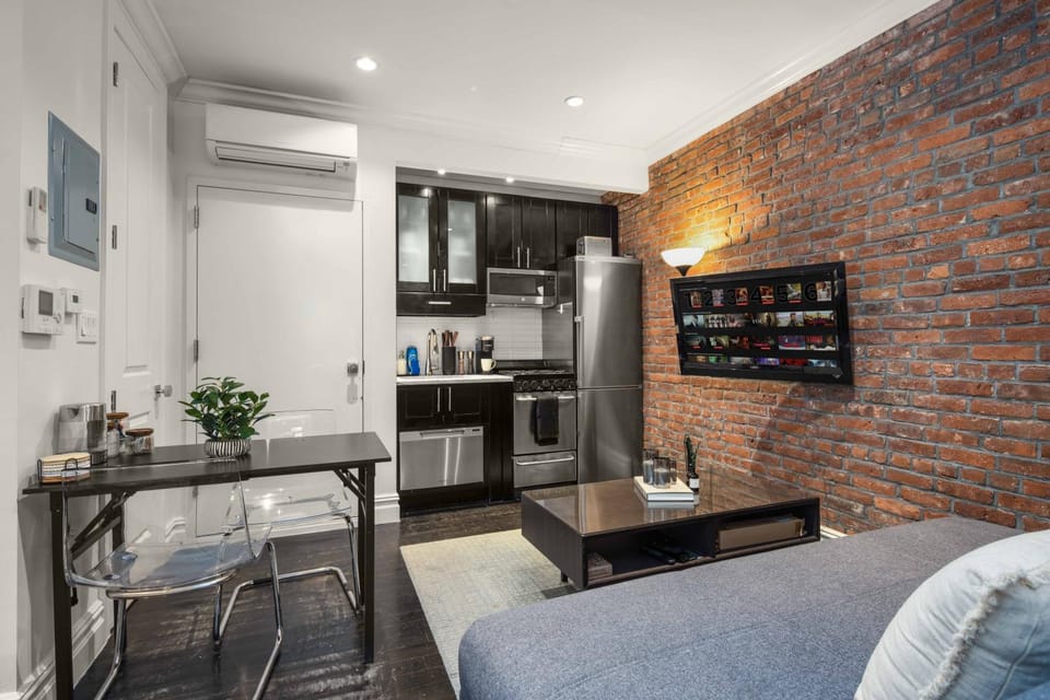 Coffee/tea facilities, Kitchen or kitchenette, Living room, Seating area, Dining area, oven, stove, air conditioner
