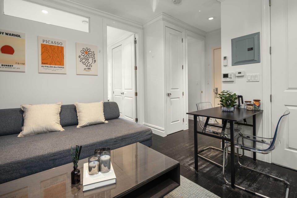 TV and multimedia, Kitchen or kitchenette, Living room, Seating area, Dining area
