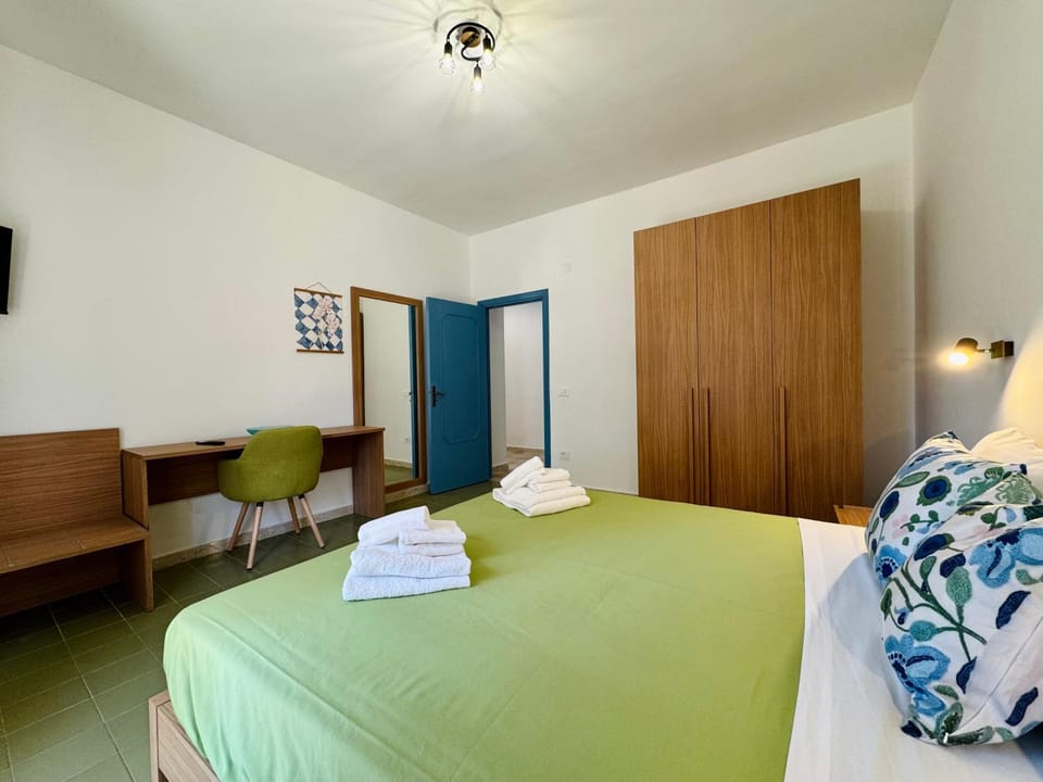 Bed, Photo of the whole room, Bedroom, wardrobe