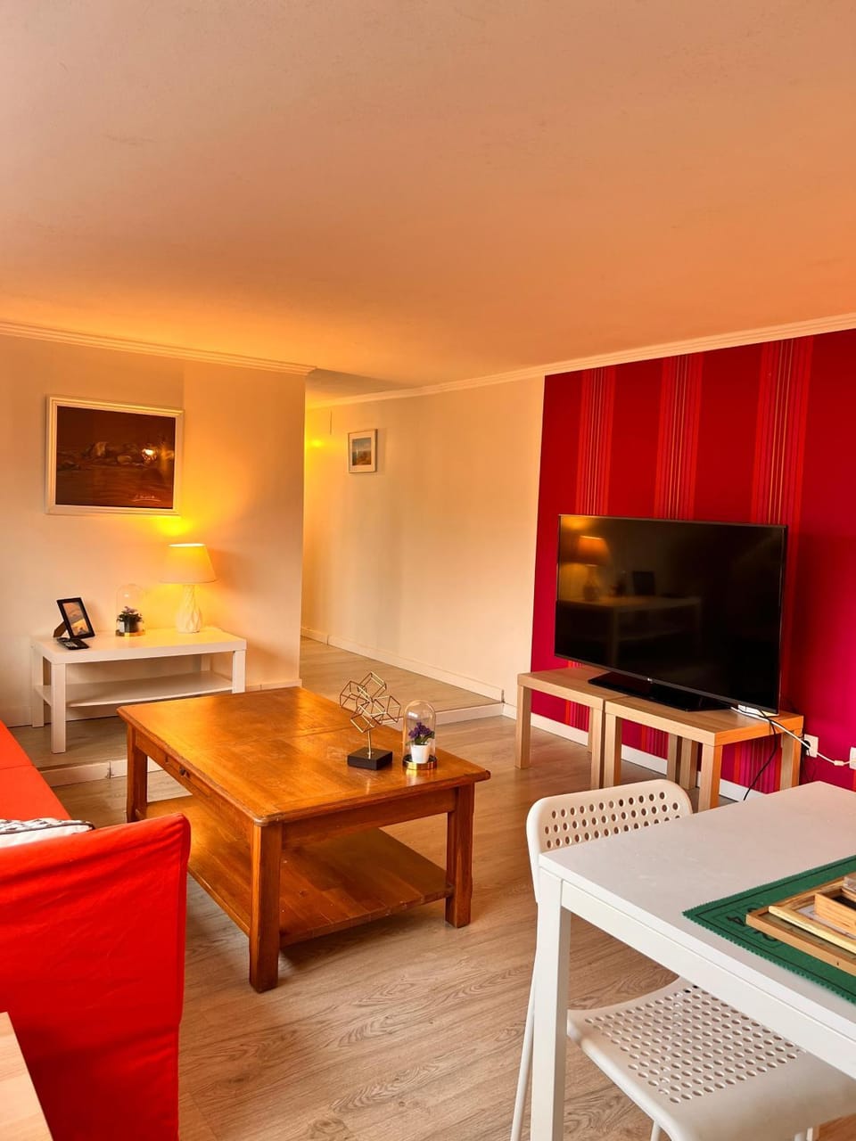 TV and multimedia, Living room, Photo of the whole room, Seating area, Evening entertainment