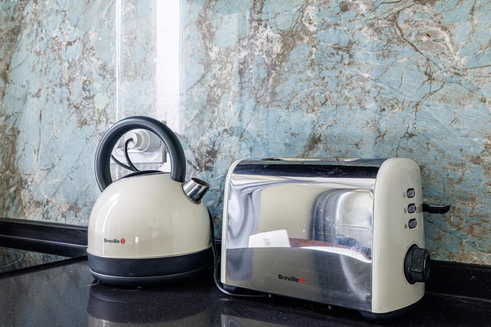 Coffee/tea facilities, toaster