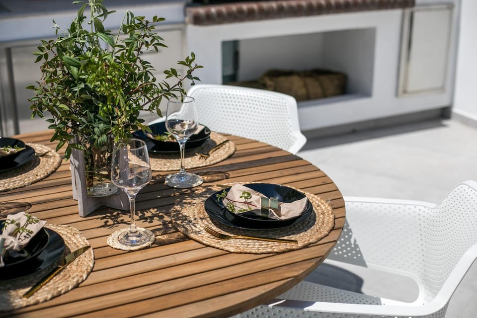 Patio, Day, Dining area