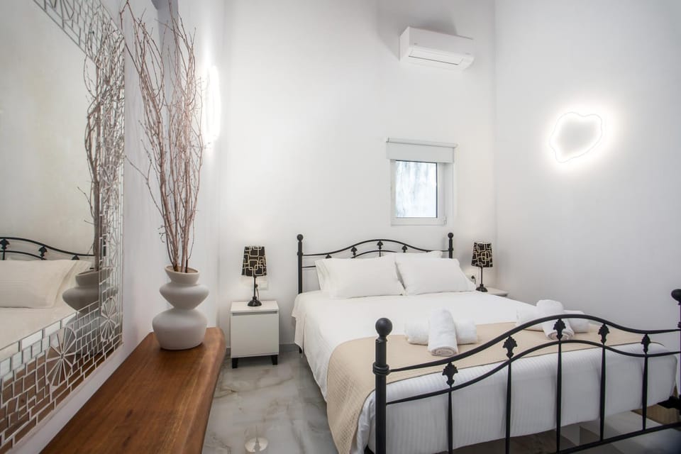 Bed, Photo of the whole room, Bedroom, towels, air conditioner
