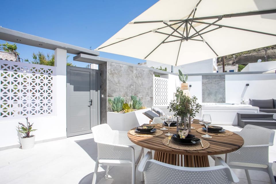 Patio, Day, Dining area