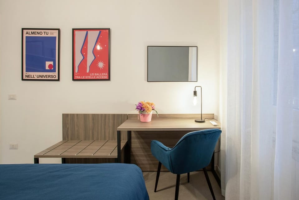 Bed, Seating area, Bedroom, furniture