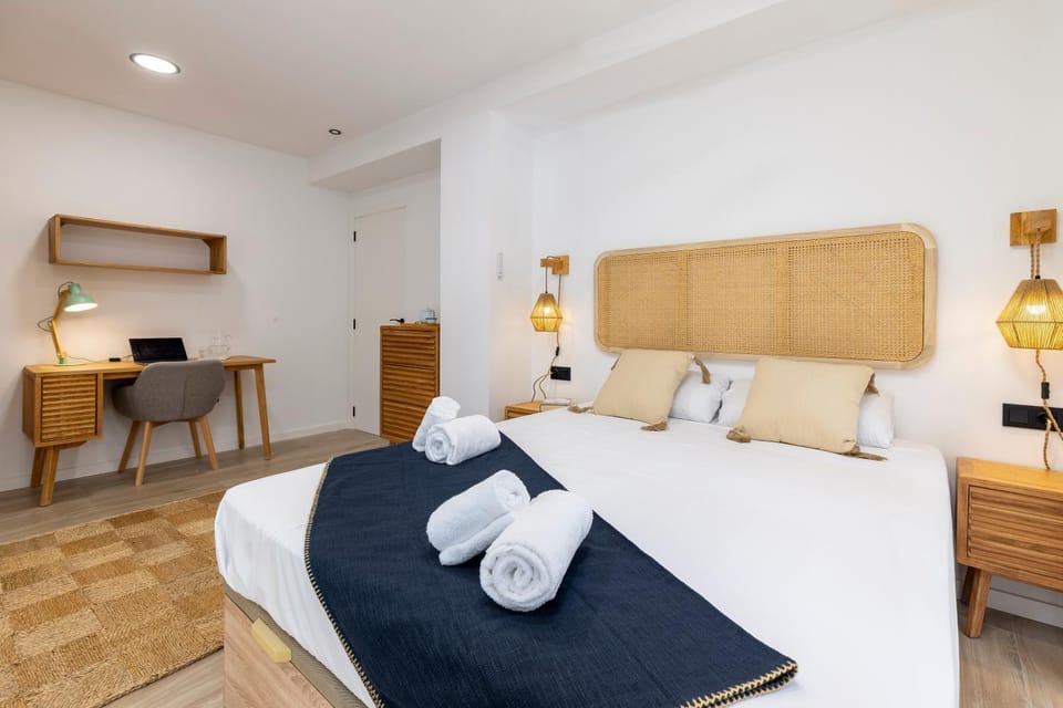 Bed, Photo of the whole room, Bedroom, towels