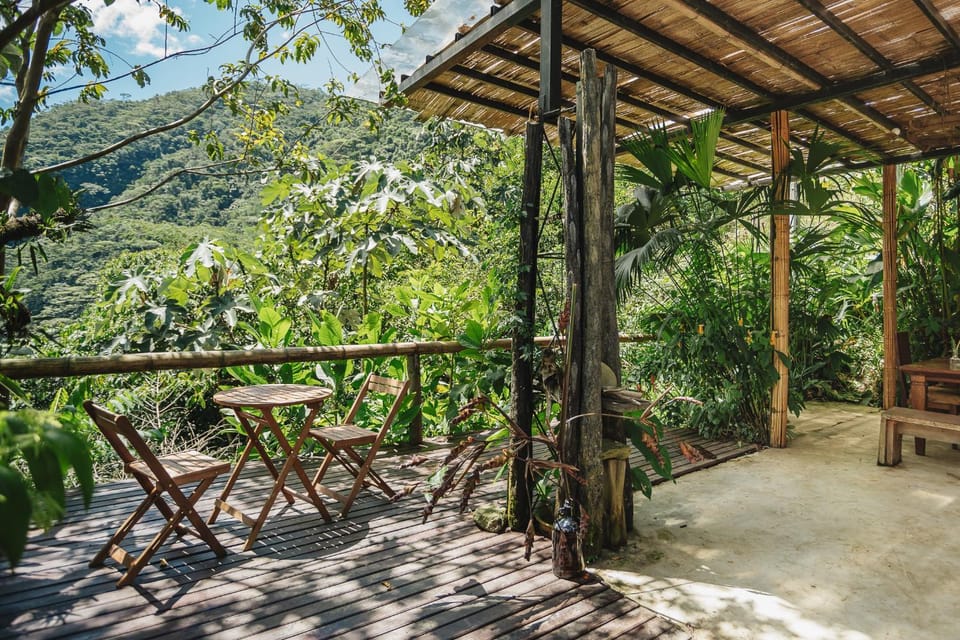 Casa blanca, Refugio Natural Jacaranda House in Antioquia