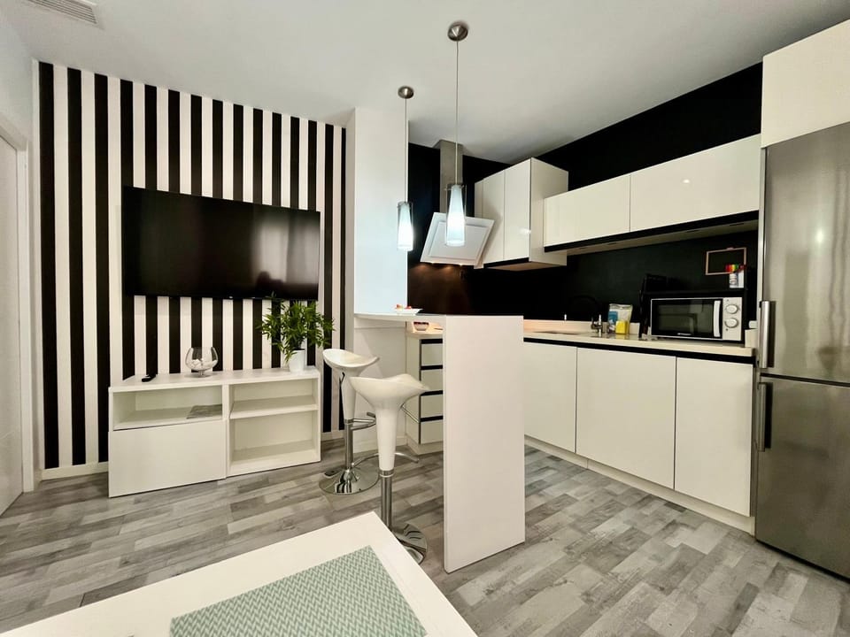 Kitchen or kitchenette, Dining area, stove