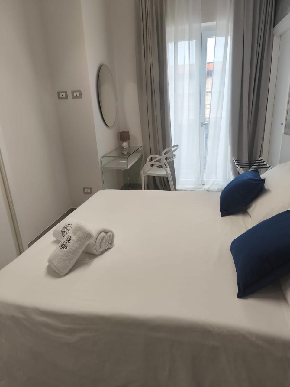 Bed, Photo of the whole room, Bedroom, towels