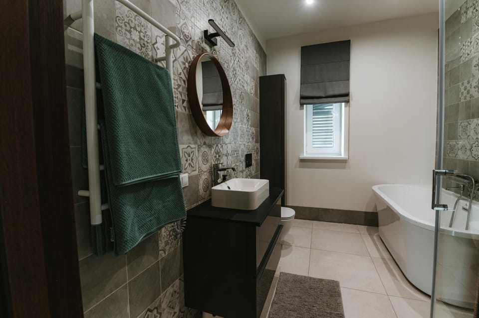 Shower, Toilet, Bathroom, Bath, towels