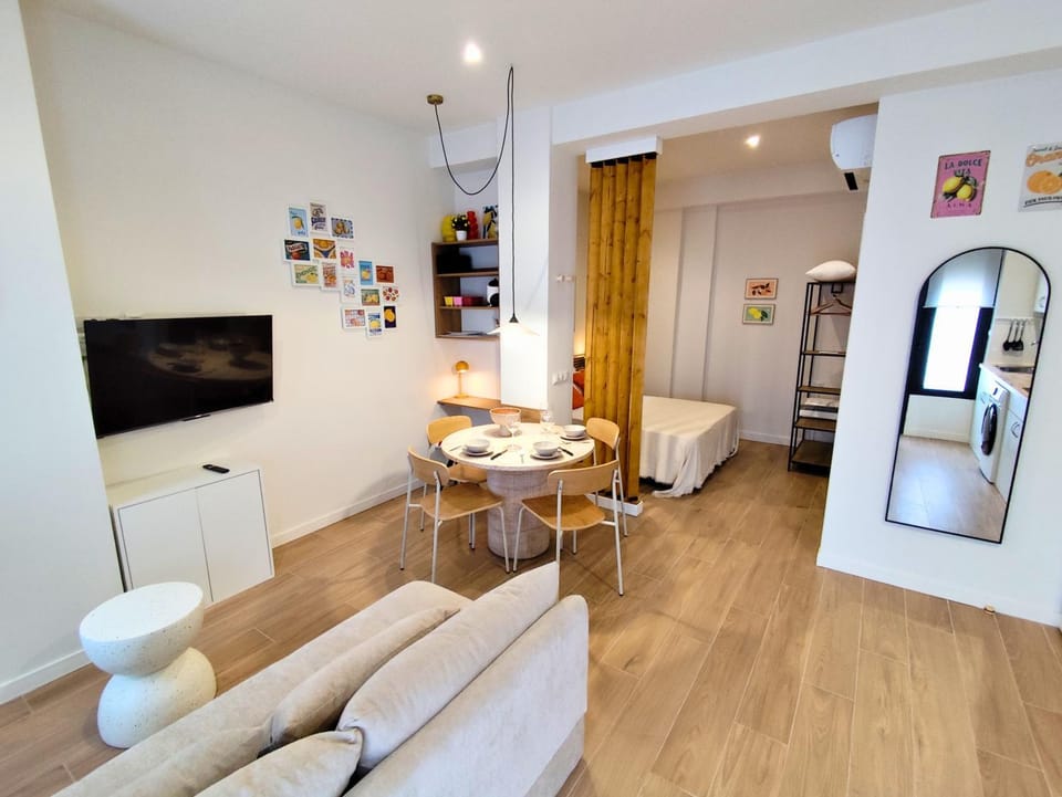 TV and multimedia, Kitchen or kitchenette, Living room, Seating area, Dining area