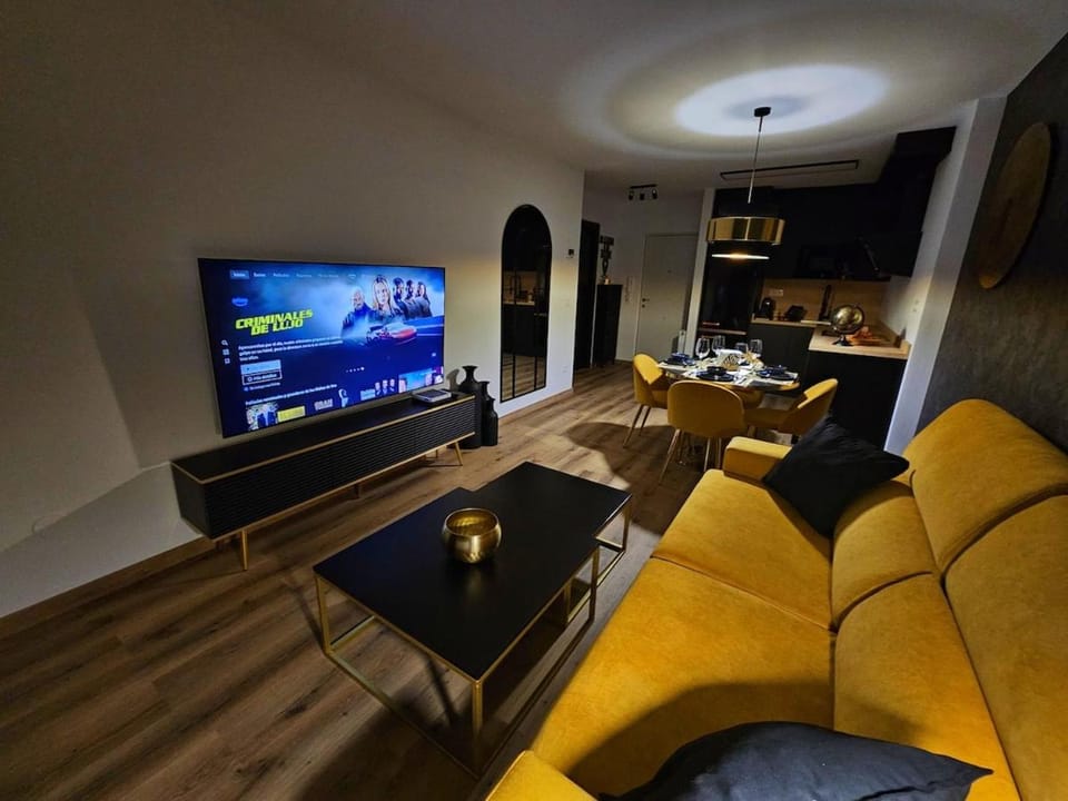 TV and multimedia, Living room, Evening entertainment