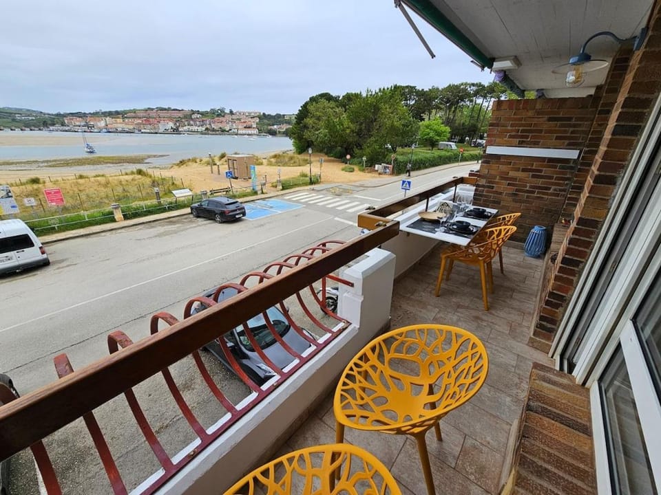 View (from property/room), Balcony/Terrace, City view, Street view