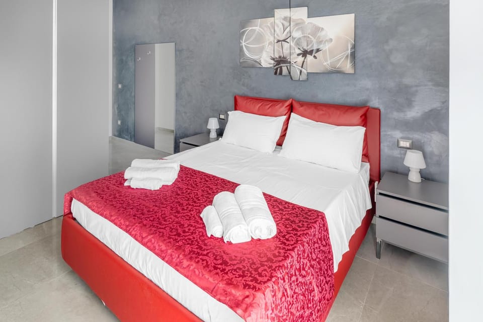 Bed, Photo of the whole room, Bedroom, towels