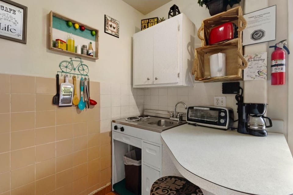 1BR Pet-Friendly Studio Parking & Backyard BBQ Apartment in Hollywood