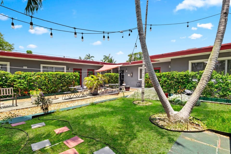1BR Pet-Friendly Studio Parking & Backyard BBQ Apartment in Hollywood