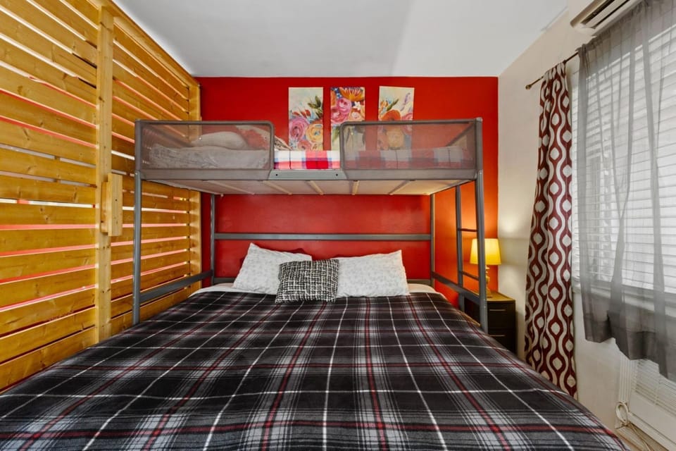 1BR Pet-Friendly Studio Parking & Backyard BBQ Apartment in Hollywood