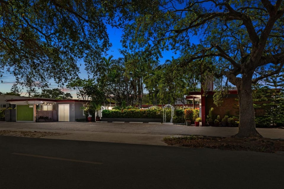 Pet-Friendly 1BR Studio w/ Parking & BBQ, Hollywood Apartment in Hollywood