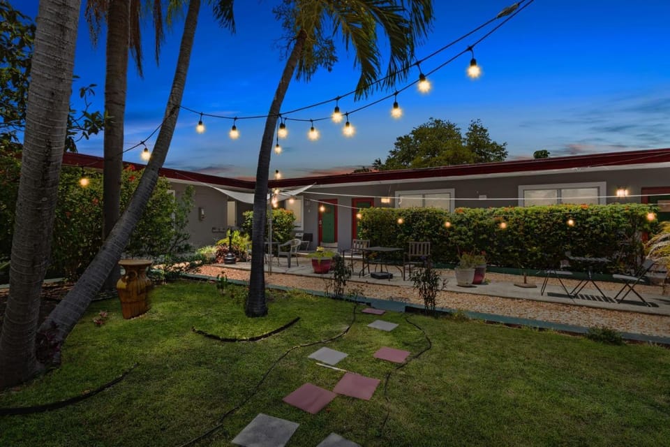 Bright 2BR Getaway | BBQ, Garden & Parking Apartment in Hollywood