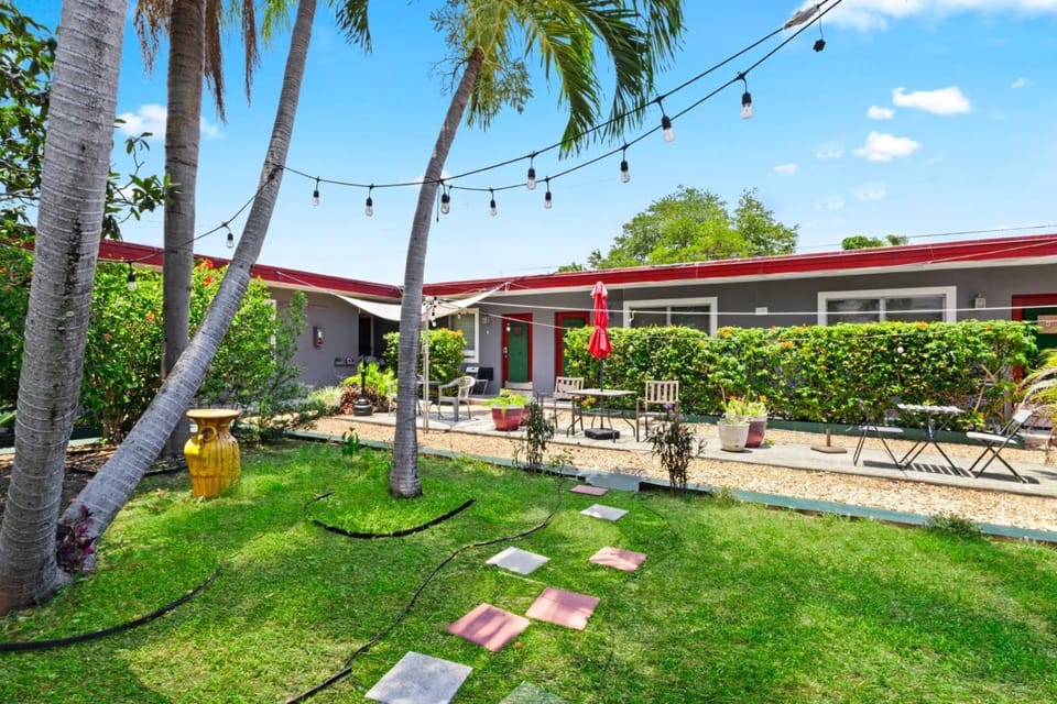 Bright 2BR Getaway | BBQ, Garden & Parking Apartment in Hollywood
