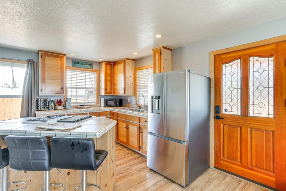 Less Than 1 Mi to Lake Almanor Home with Furnished Decks! House in Lake Almanor