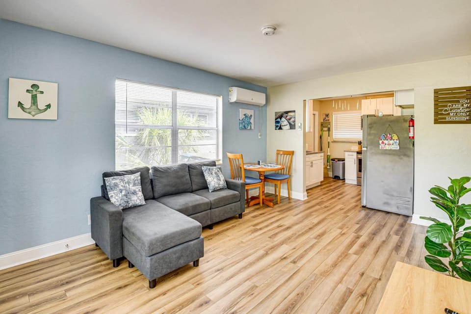 4 Mi to Daytona Boardwalk & Beaches: Cute Cottage House in Holly Hill