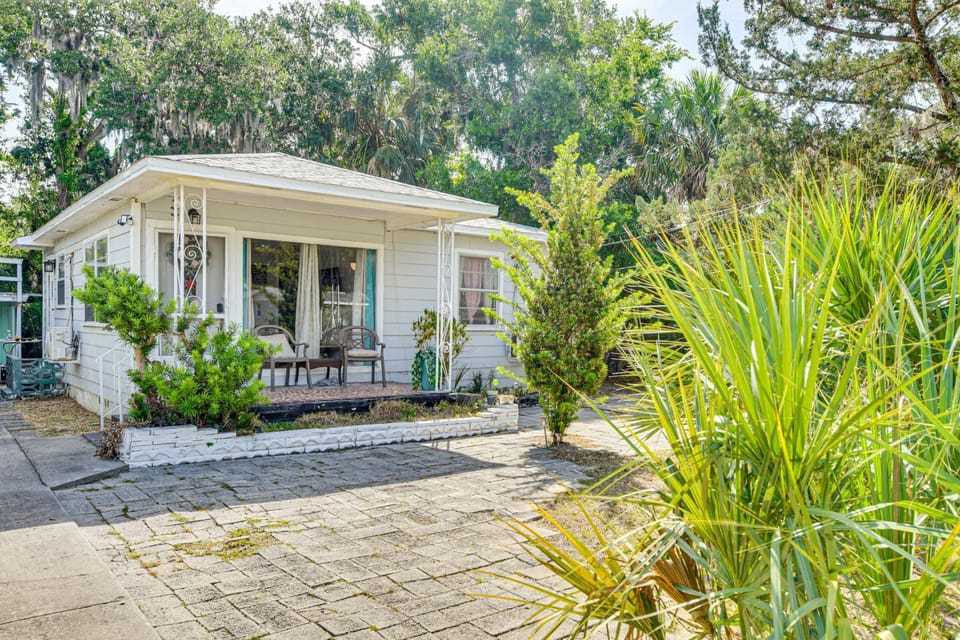 4 Mi to Daytona Boardwalk & Beaches: Cute Cottage House in Holly Hill