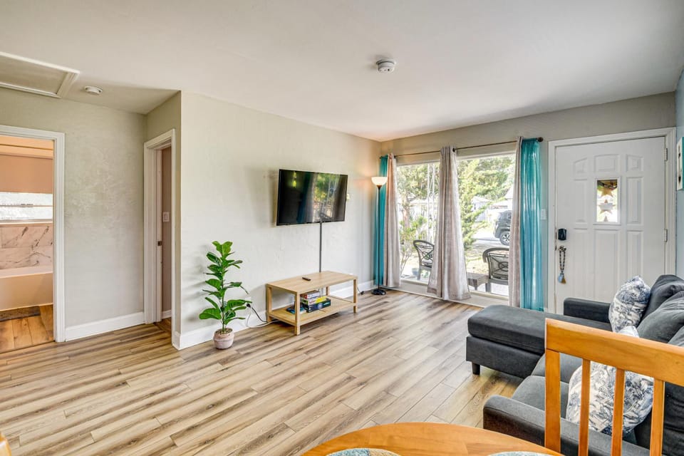 4 Mi to Daytona Boardwalk & Beaches: Cute Cottage House in Holly Hill