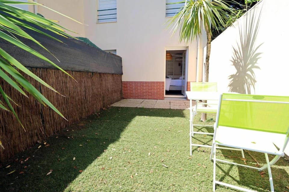 Patio, Day, Garden, Dining area, sunbed