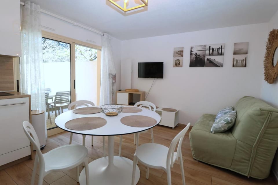 TV and multimedia, Living room, Seating area, Dining area