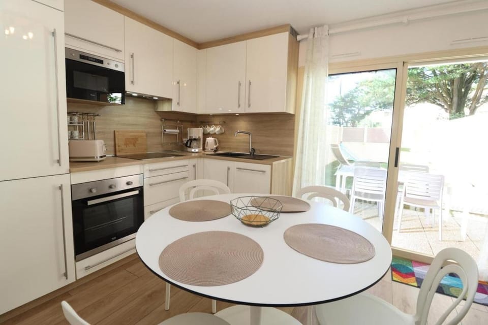 Coffee/tea facilities, Kitchen or kitchenette, Dining area, dishwasher, oven, stove, toaster