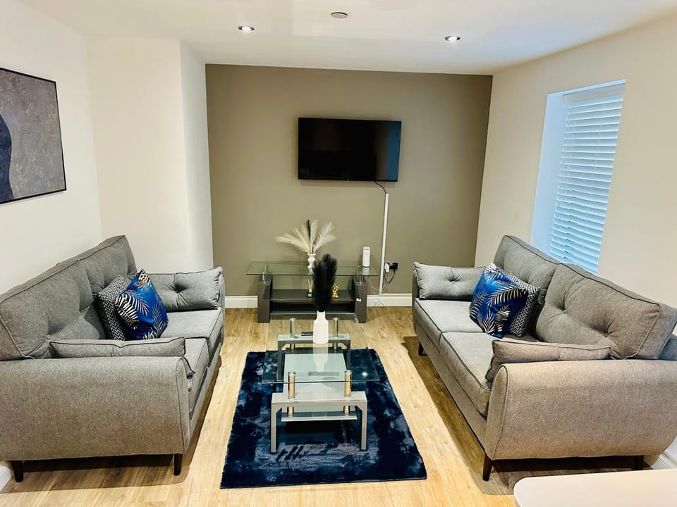 2 Beds Free Secure car Or Van Park w WiFi-Netflix No Hidden Deposits Apartment in Birmingham