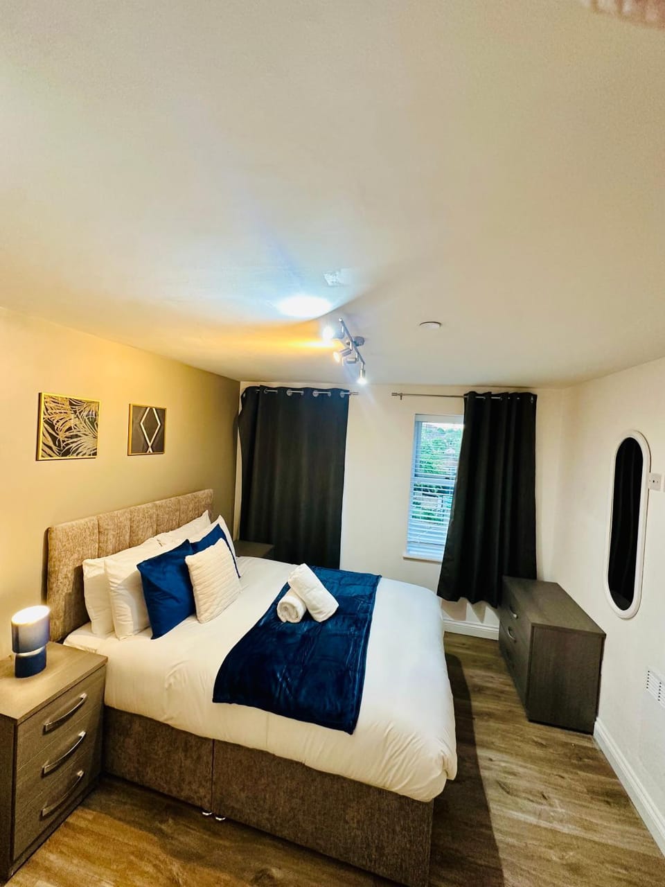 2 Beds Free Secure car Or Van Park w WiFi-Netflix No Hidden Deposits Apartment in Birmingham