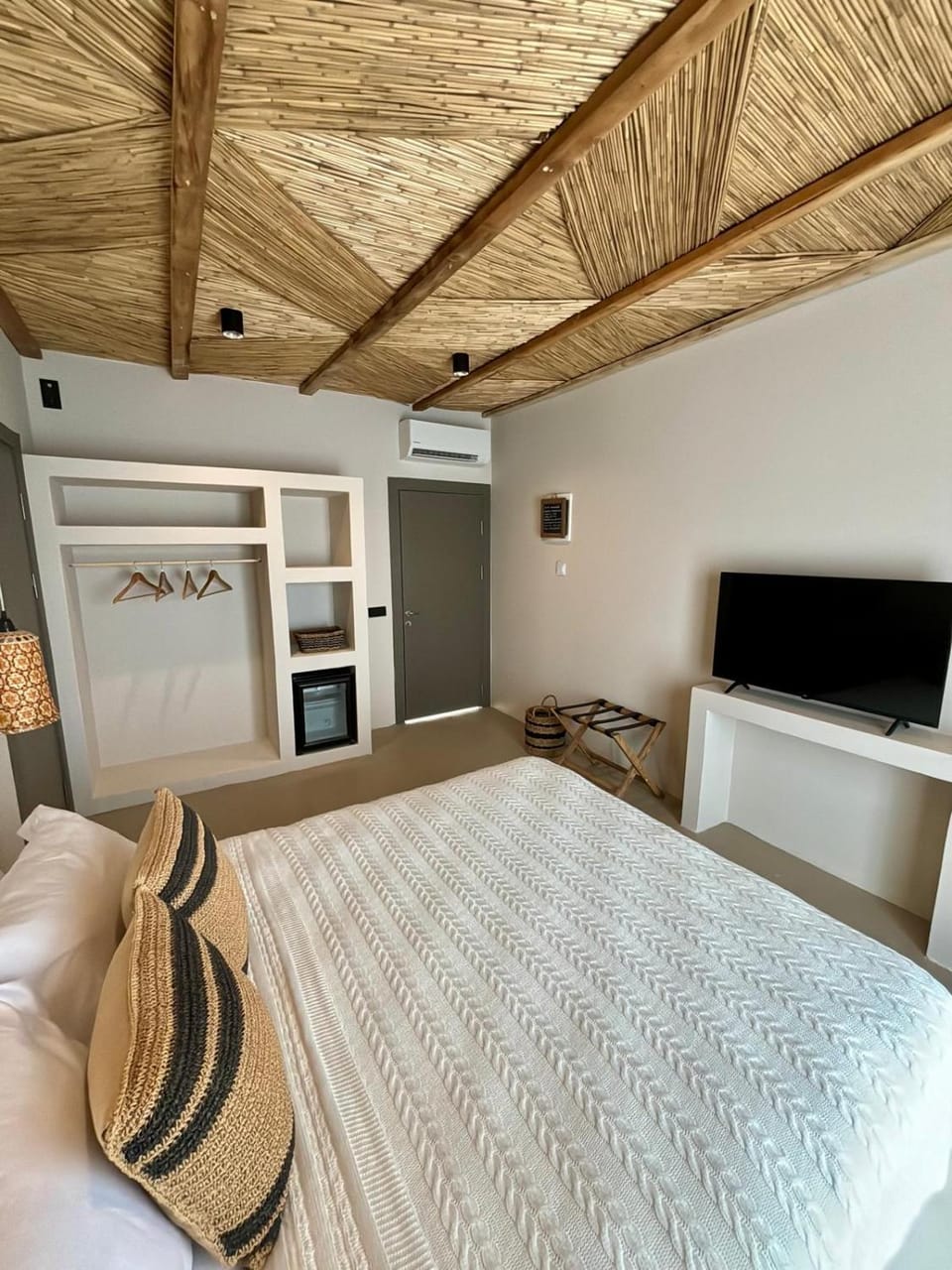 Bed, TV and multimedia, Photo of the whole room, Bedroom, wardrobe