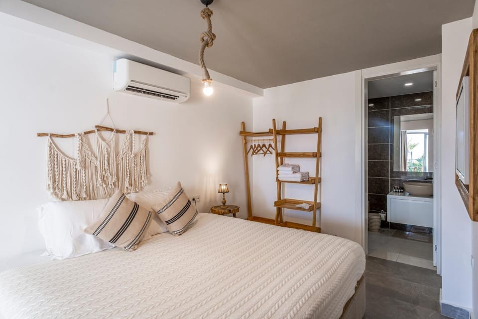 Bed, Bedroom, towels, air conditioner