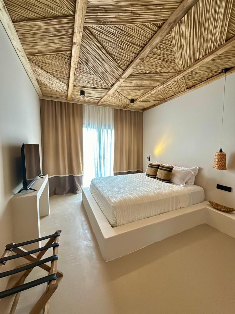 Bed, TV and multimedia, Photo of the whole room, Bedroom