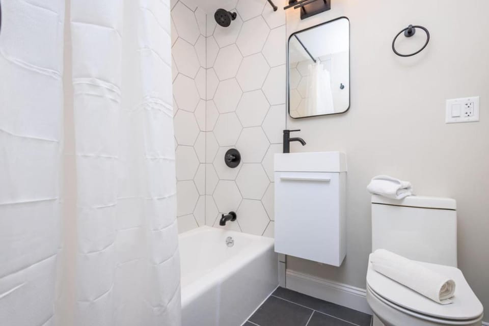 Newly Renovated w Exposed Brick Apartment in Back Bay