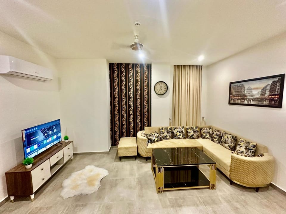 Self-Checkin 1 Bed SkyParkOne Gulberg Greens Islamabad Apartment in Islamabad