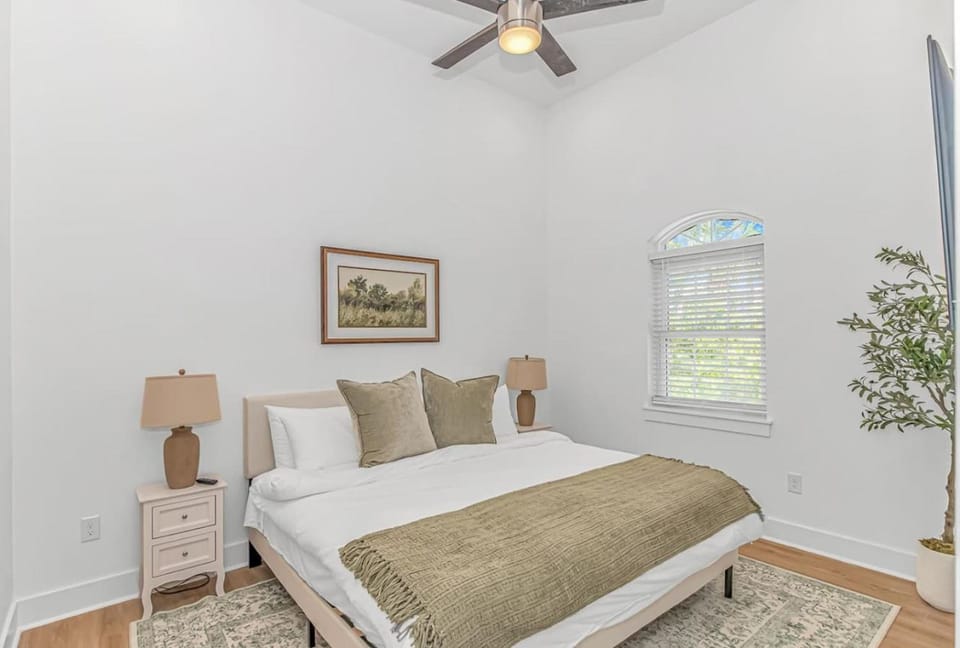 Beachside 5BR 5BTH Bungalow, 1 Block from Ocean House in Myrtle Beach