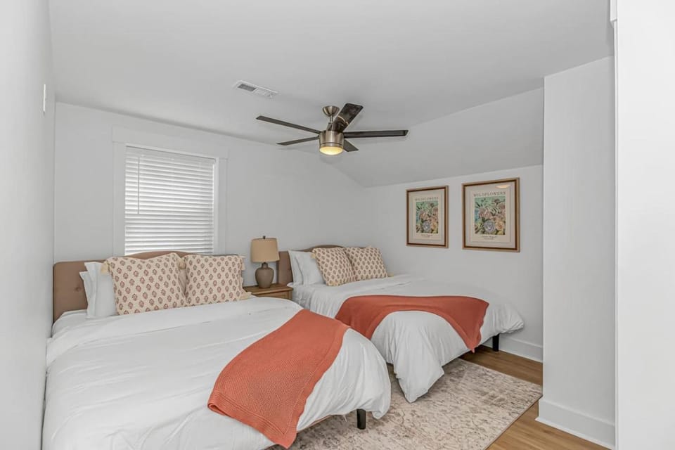 Beachside 5BR 5BTH Bungalow, 1 Block from Ocean House in Myrtle Beach