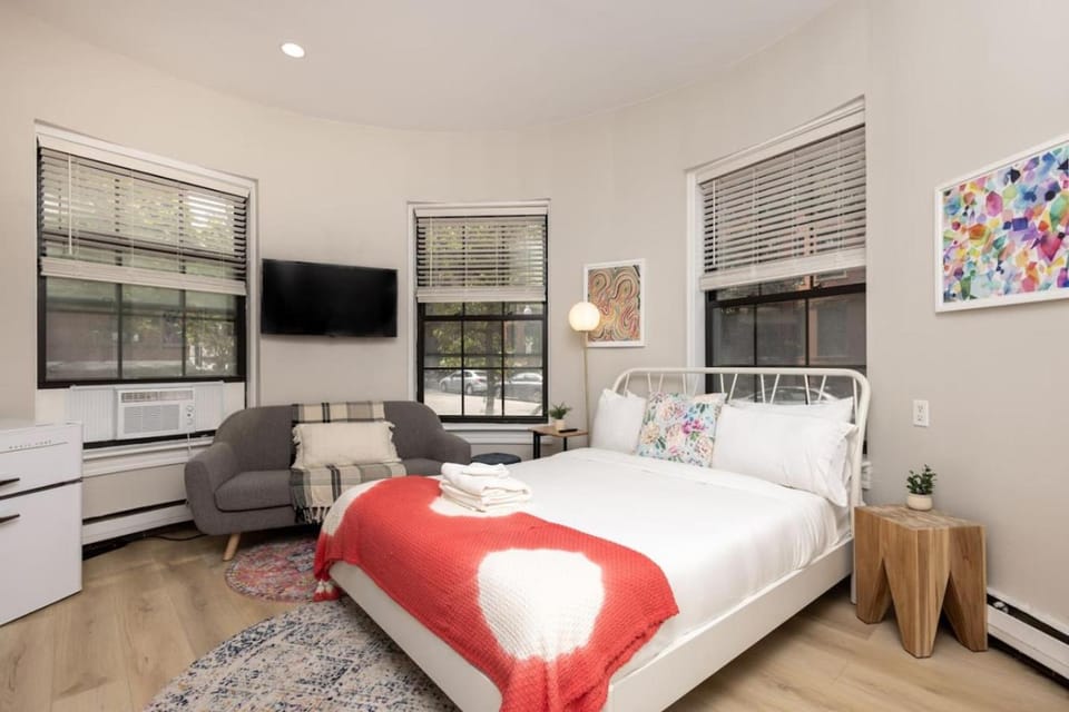 Retro Studio on Quiet Street Apartment in Back Bay